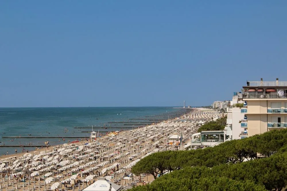 Il litorale di Lido di Jesolo con la spiaggia e gli ombrelloni