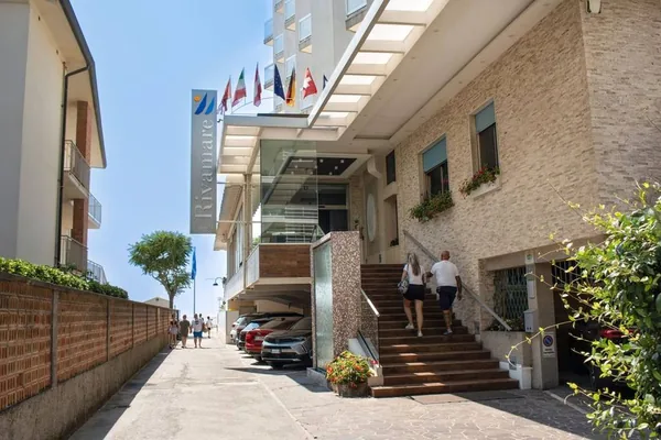 L'ingresso dell'hotel con il parcheggio privato