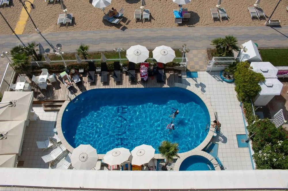 La piscina vista dall'alto, con la vasca rotonda per i più piccoli