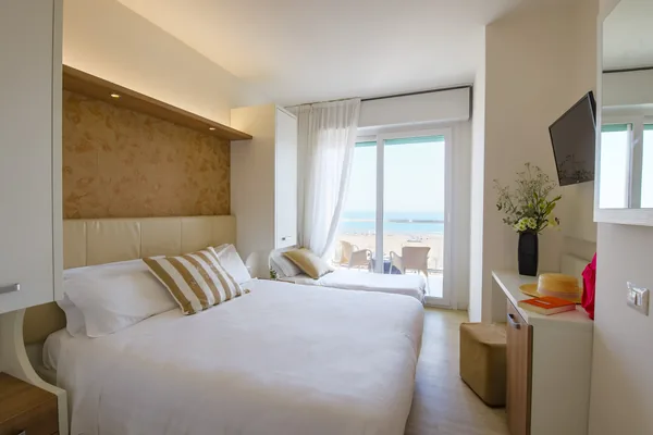 Camera con letto matrimoniale e finestra sul mare