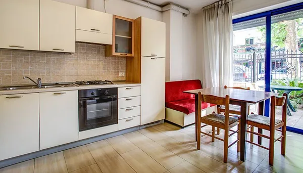 La cucina attrezzata dell'appartamento con il tavolo da pranzo