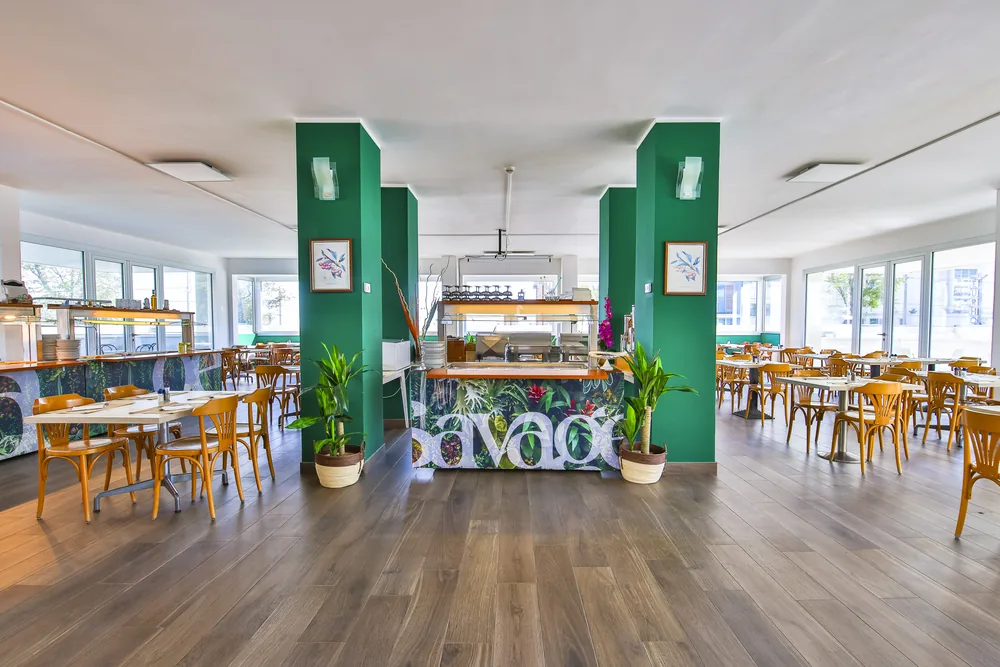 Il Family Restaurant con le colonne verdi