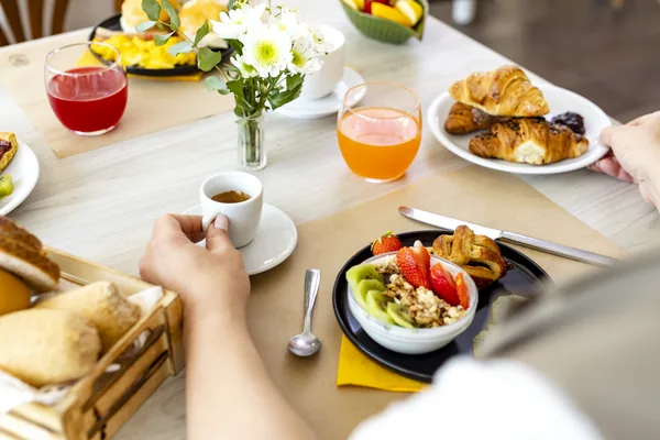 Tavolo con brioche, succhi e frutta