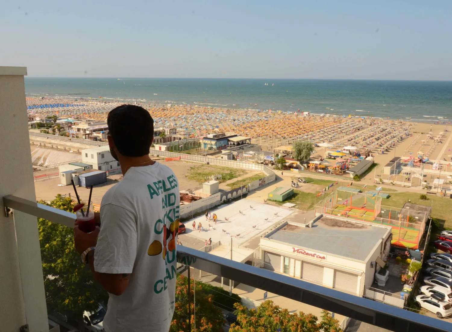 Dal balcone dell'Eurhotel: la spiaggia di Miramare con gli ombrelloni e il mare