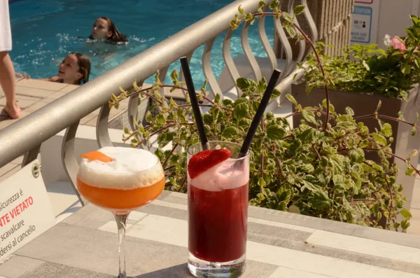 Due cocktail sul muretto a bordo piscina