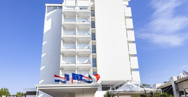 L'Eurhotel visto da sotto, con le bandiere all'ingresso