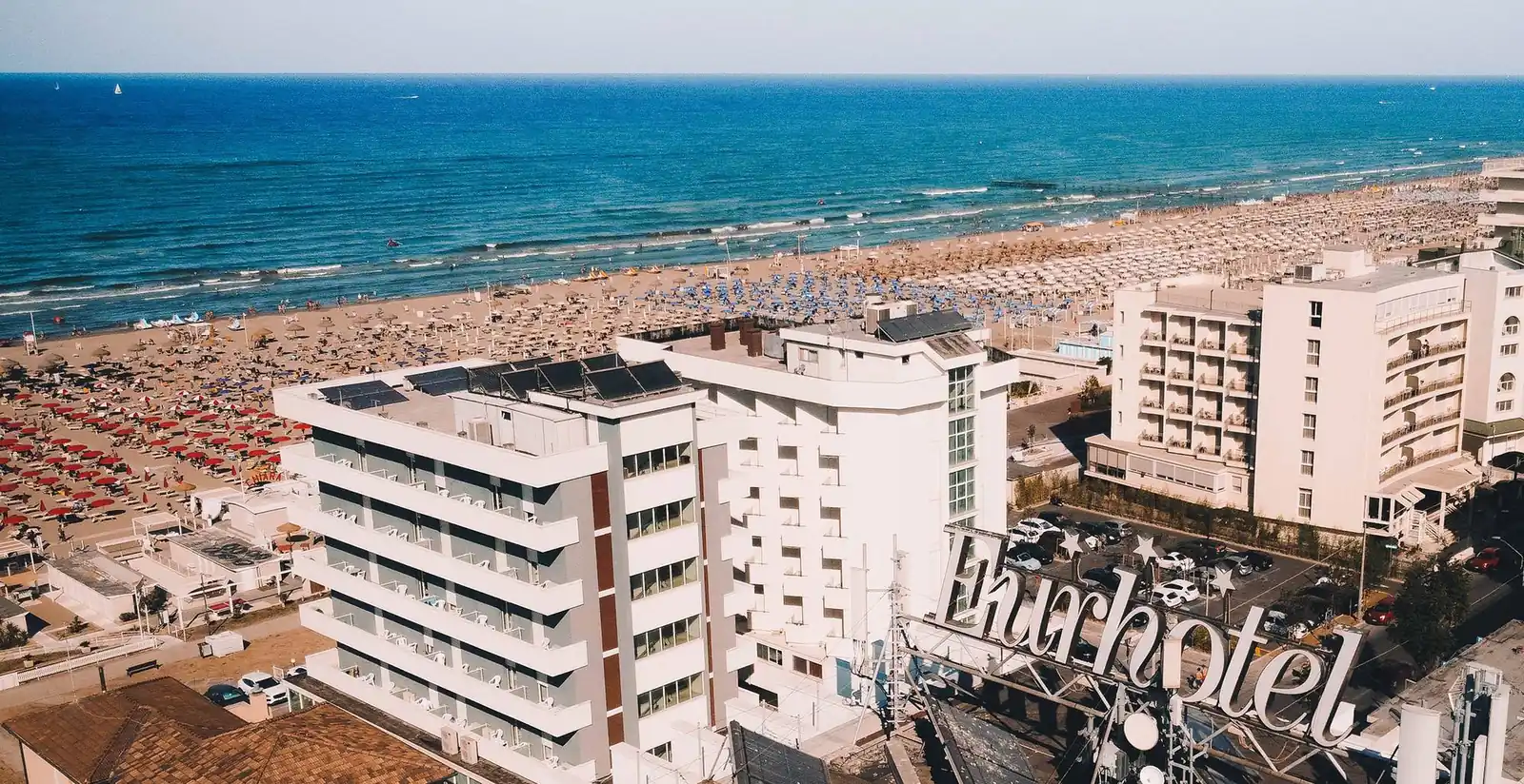 L'Eurhotel dall'alto con la sua insegna, e dietro la spiaggia di Miramare e il mare
