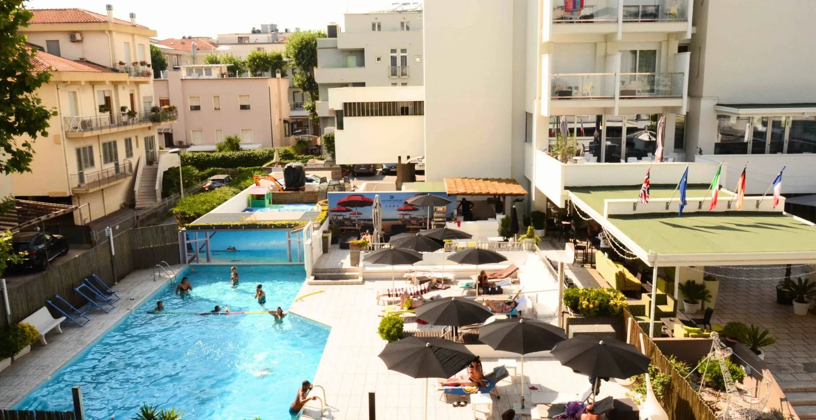 La piscina dell'Eurhotel vista dall'alto, con gli ombrelloni e la terrazza