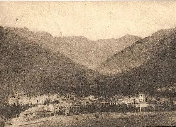Cartolina d'epoca: Fanano vista dall'alto, con le montagne dietro il paese