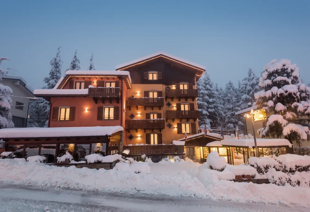 L'Hotel Pineta all'alba dopo una nevicata, con la strada imbiancata