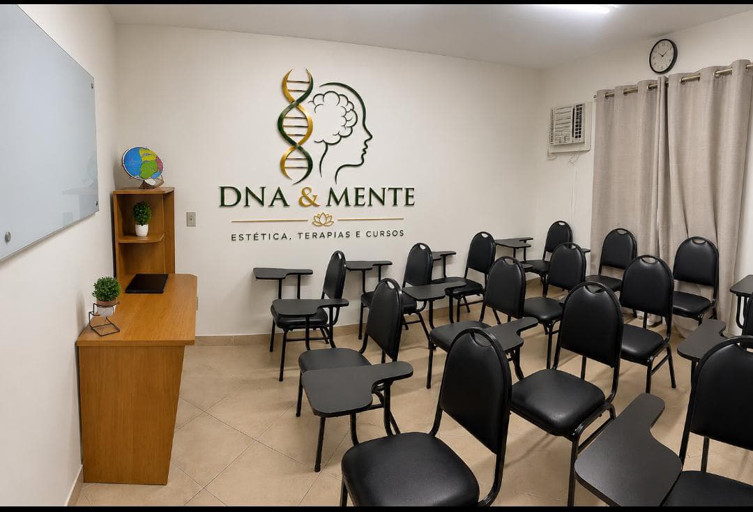 Equipe de profissionais da saúde reunidos em sala de aula