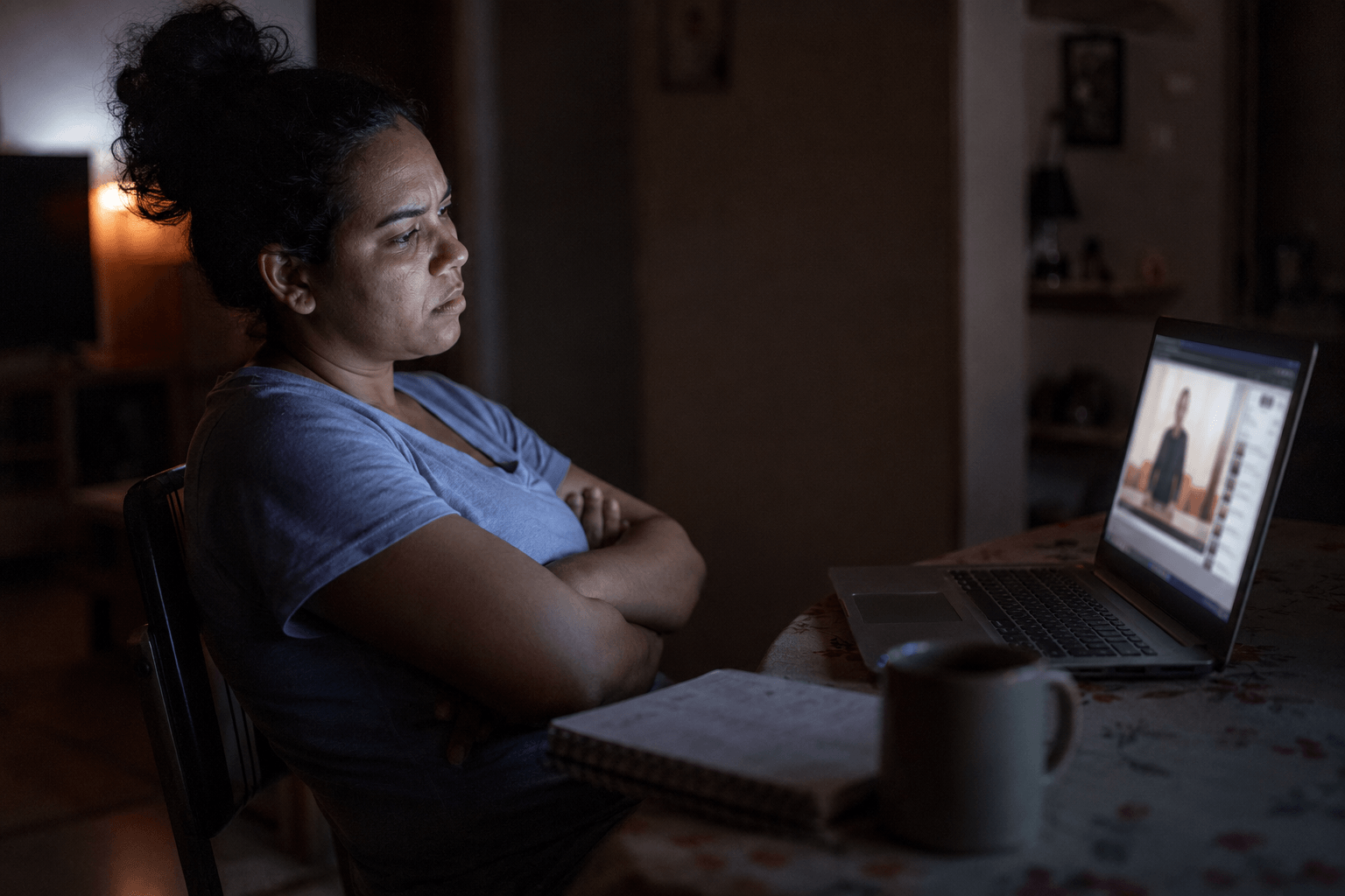 Mulher decepcionada diante de curso online de madrugada