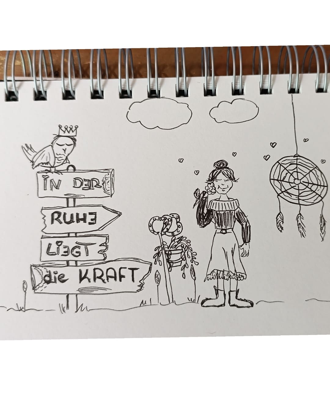 Sketchnote von Katja Schoonbergen mit Wegweiser ‚In der Ruhe liegt die Kraft‘, einer Frau in achtsamer Haltung, einem Traumfänger und einer Eule – Symbol für innere Ruhe & Weisheit, Orientierung und Coaching-Prozess