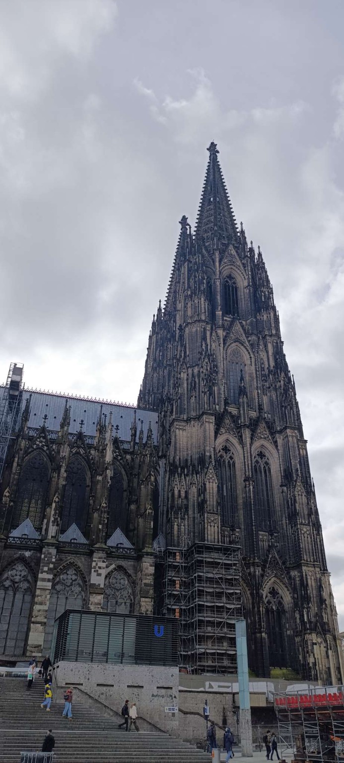 Kölner Dom aus der Froschperspektive, aufgenommen vor Ort im Februar, imposante gotische Architektur unter grauem Himmel.