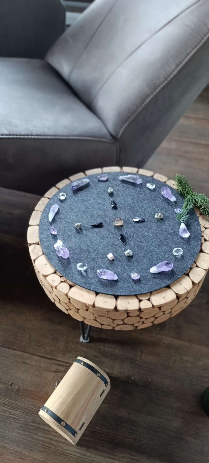 Kreis aus Edelsteinen auf einem kleinen Tisch – Symbol für Ordnung, Struktur und zugeschriebene Bedeutung. Kreis aus Edelsteinen auf einem kleinen Tisch – Symbol für Ordnung, Struktur und zugeschriebene Bedeutung.