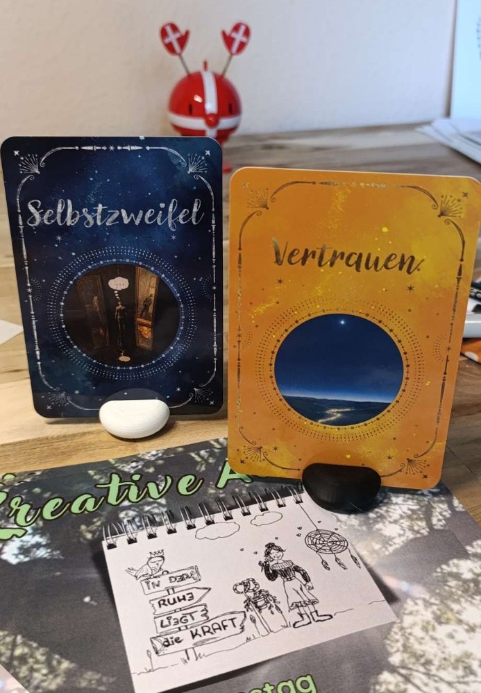 Kartenset zwischen Selbstzweifel und Vertrauen, eingebettet in Skizzen und Materialien einer Kreativen Auszeit. Kartenset zwischen Selbstzweifel und Vertrauen, eingebettet in Skizzen und Materialien einer Kreativen Auszeit.