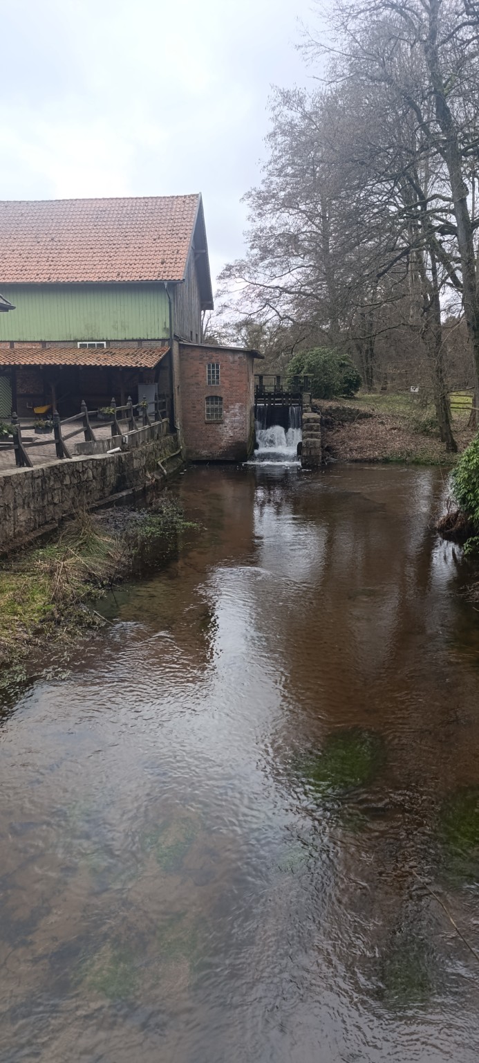 Fließendes Wasser an einer Mühle – stille Bewegung und Schöpferkraft im Verborgenen Fließendes Wasser an einer Mühle – stille Bewegung und Schöpferkraft im Verborgenen