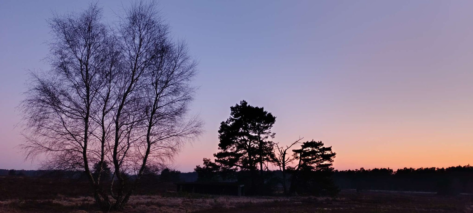 Abendhimmel in sanften Farben über der Landschaft – ein ruhiger Ausklang und Übergang in den nächsten Moment Abendhimmel in sanften Farben über der Landschaft – ein ruhiger Ausklang und Übergang in den nächsten Moment