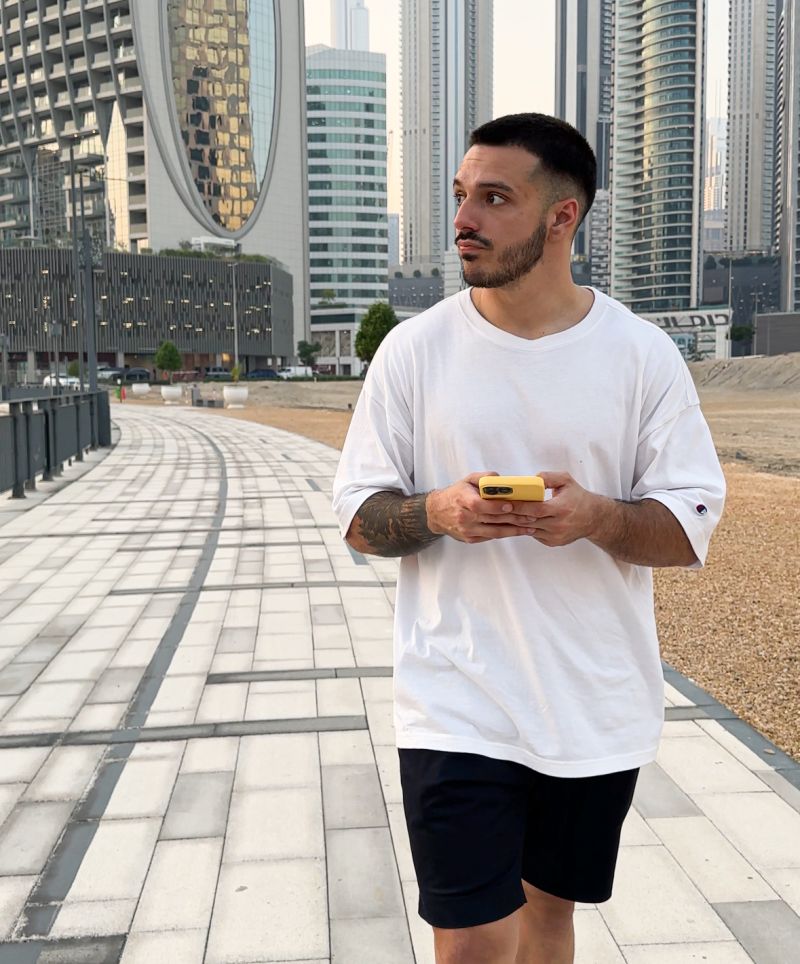 Lucas, consultant en personal branding, dans un bureau sombre et minimaliste avec des reflets orange