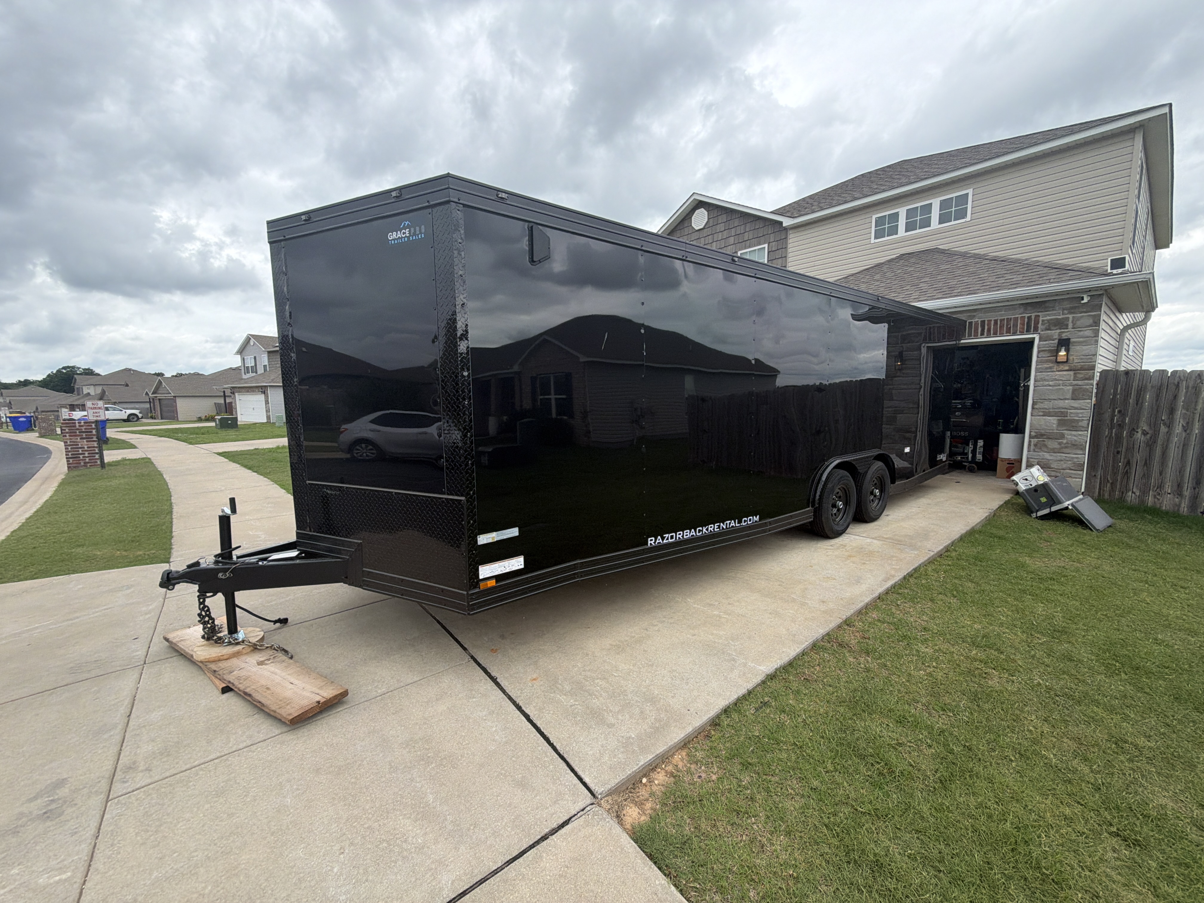 Enclosed car hauler trailer rental in Springdale, AR