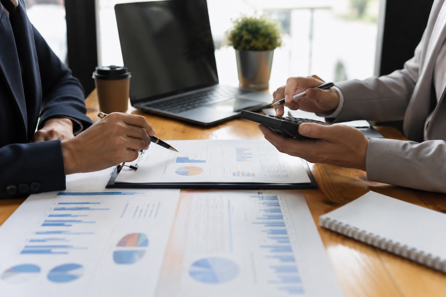 Profesioniști analizând împreună rapoarte financiare
