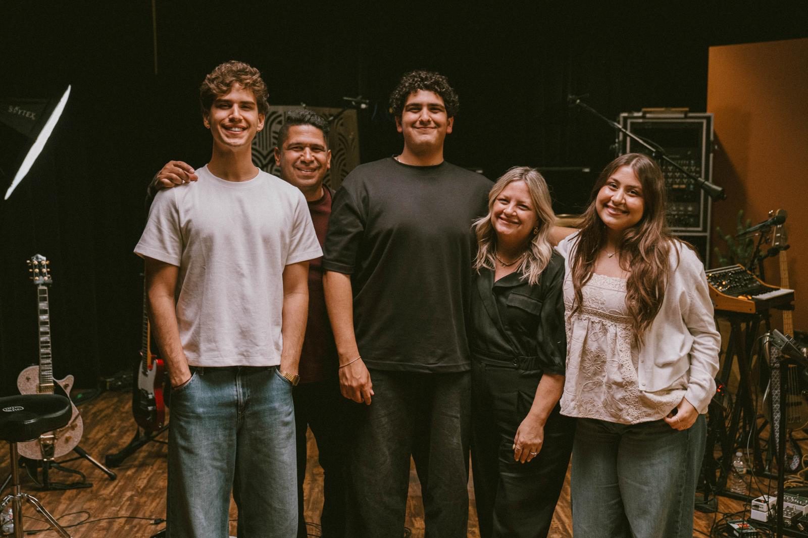 Daniel Calveti y su familia tocando juntos en el estudio de grabación
