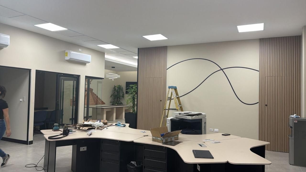 Montaje general de la planta abierta con escalera, cajas y módulos de trabajo recién instalados