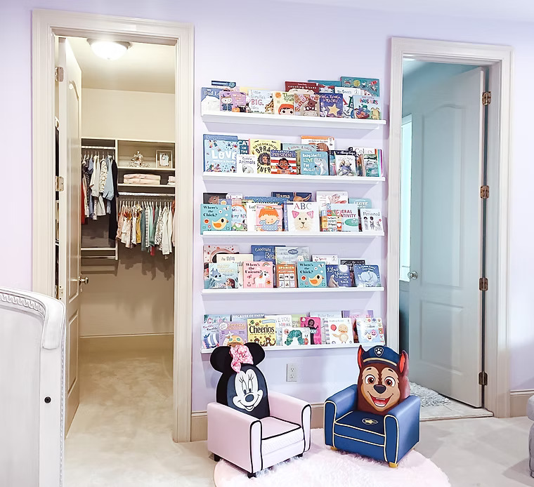 moving management organizers unpacking and setting up an organized home for clients