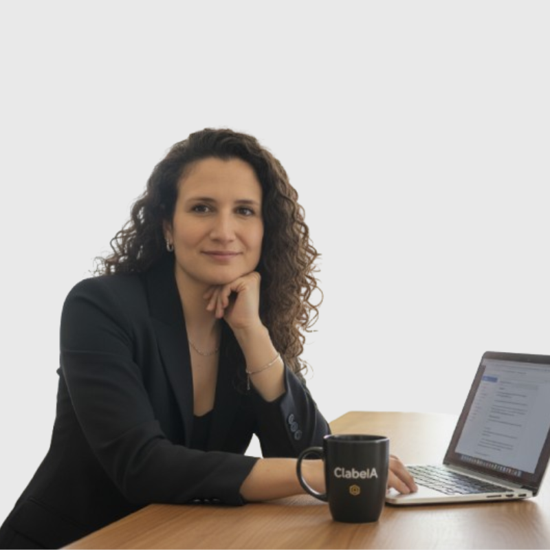 Clara, fundadora de Clabe IA, consultora de automatización e inteligencia artificial para negocios de servicios en España