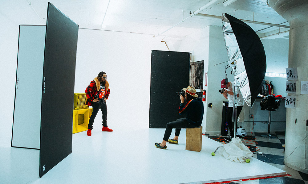 Nick Onken photographing Lil Jon on a studio set