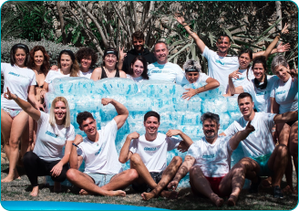 Grupo posando junto a un muro de hielo en una inmersión personalizada de Congela tu Ego