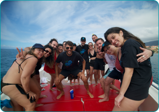 Grupo de Instituto Tu Esencia en un barco durante el retiro en Tenerife