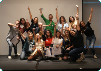 Grupo de Instituto Tu Esencia celebrando en un encuentro de equipo