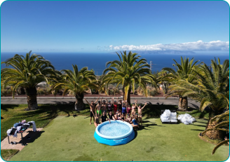 Vista aérea del retiro de Instituto Tu Esencia en Tenerife, junto al mar