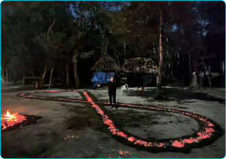 Preparación de una caminata sobre fuego de noche en un retiro Congela tu Ego