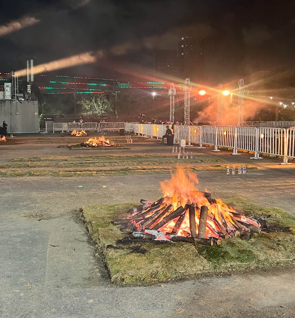 Hogueras preparadas para la caminata sobre fuego de la Feria EFFIX, de noche