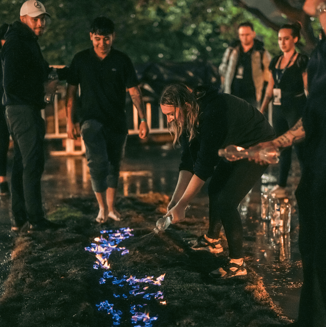 Equipo controlando el fuego bajo la lluvia durante la Feria EFFIX