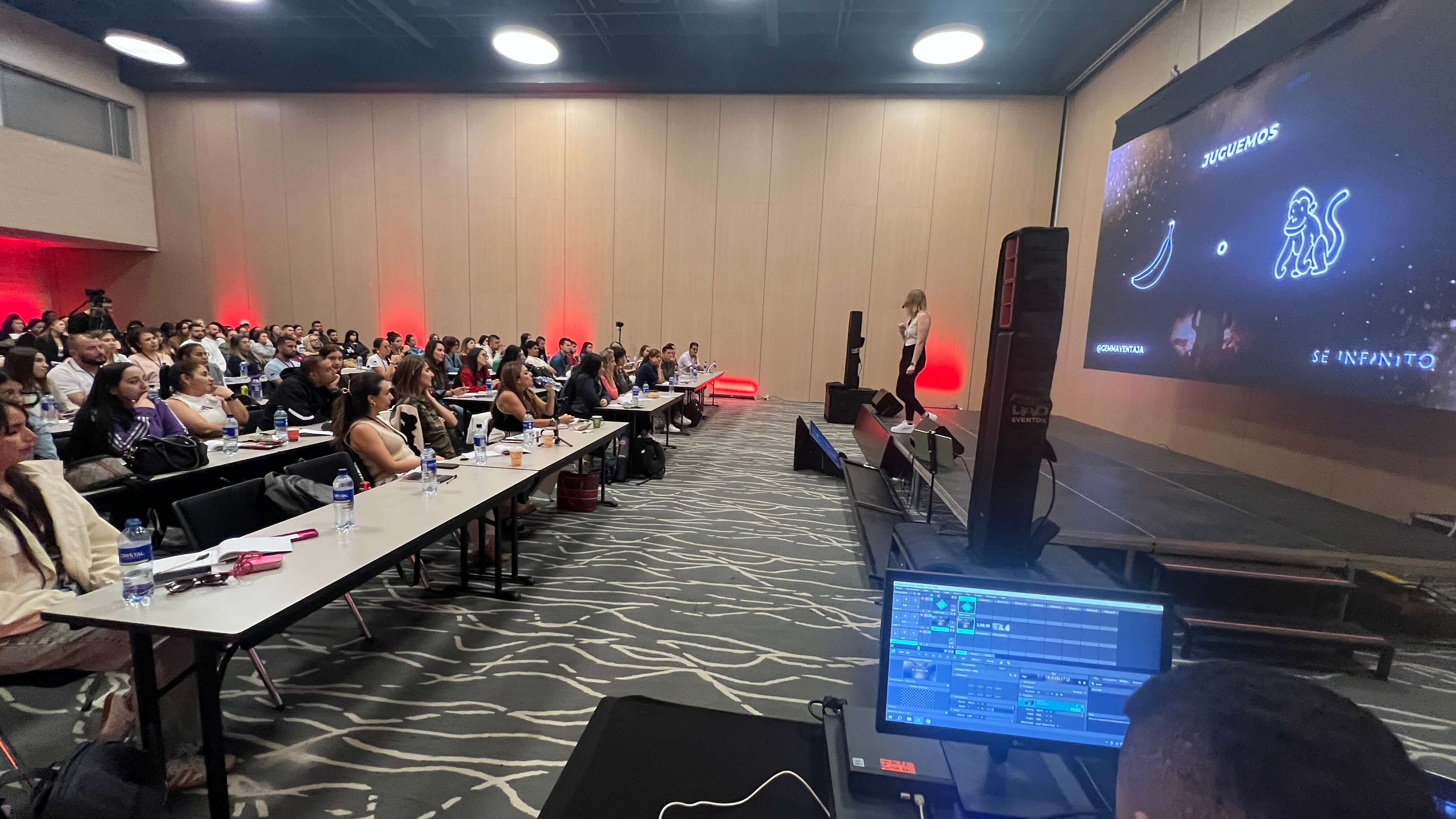 Gemma Ventaja presentando en el escenario de un evento de Se Infinito