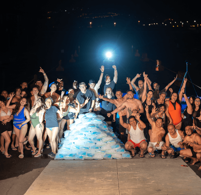 Grupo celebrando de noche junto a bolsas de hielo tras la dinámica