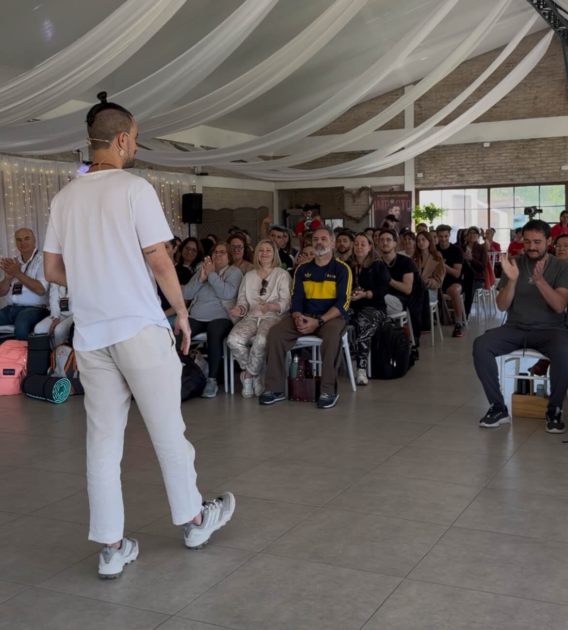 Israel Moreno facilitando frente a un grupo de participantes sentados