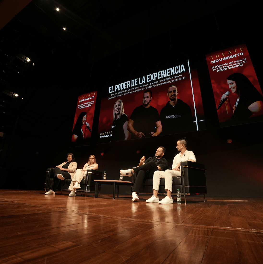 Israel Moreno y Gemma Ventaja en un panel de conversación sobre el escenario de El Despertar