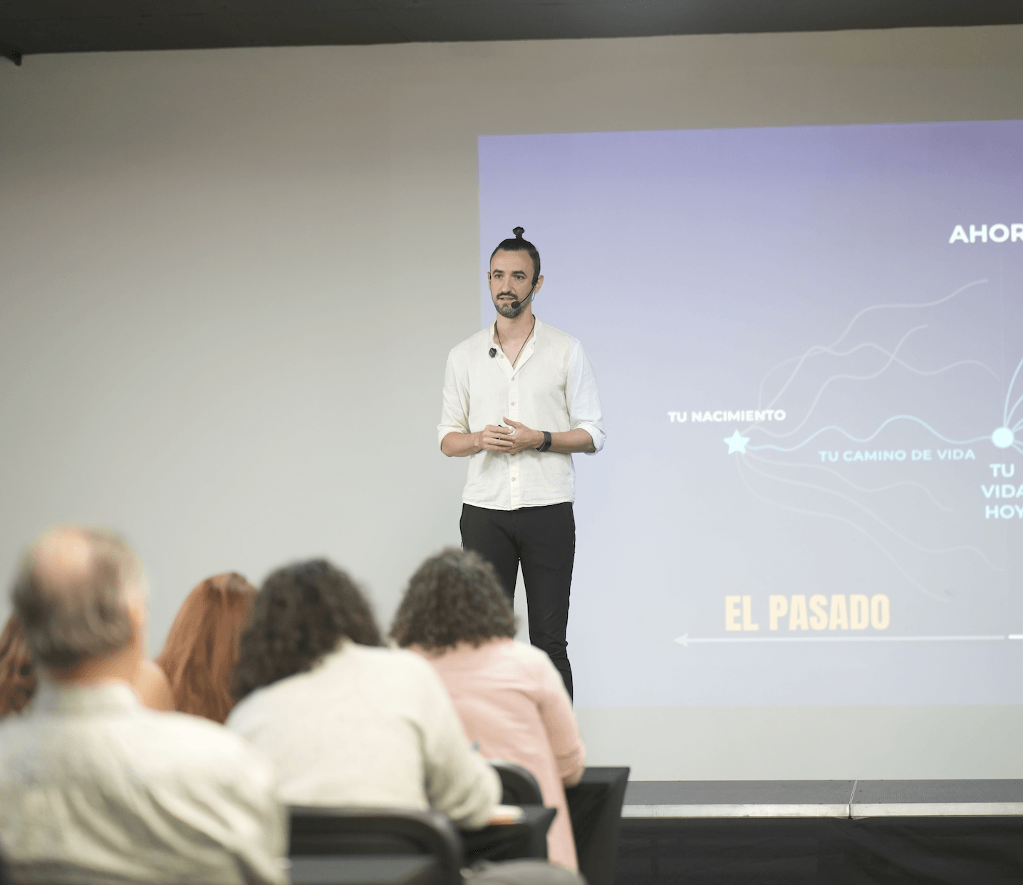Israel Moreno presentando ante el público en el evento de Metanoia