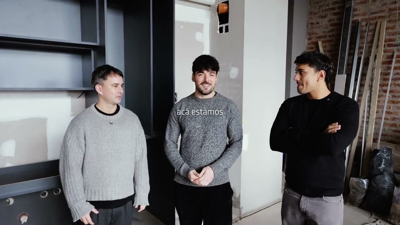 Sergio Álvarez en su departamento de Molina Ciudad, Barracas