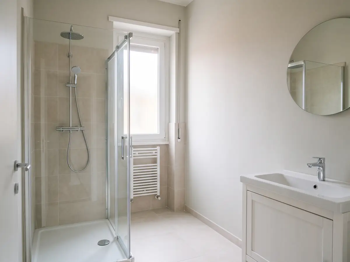 Bagno ristrutturato con doccia e mobile lavabo