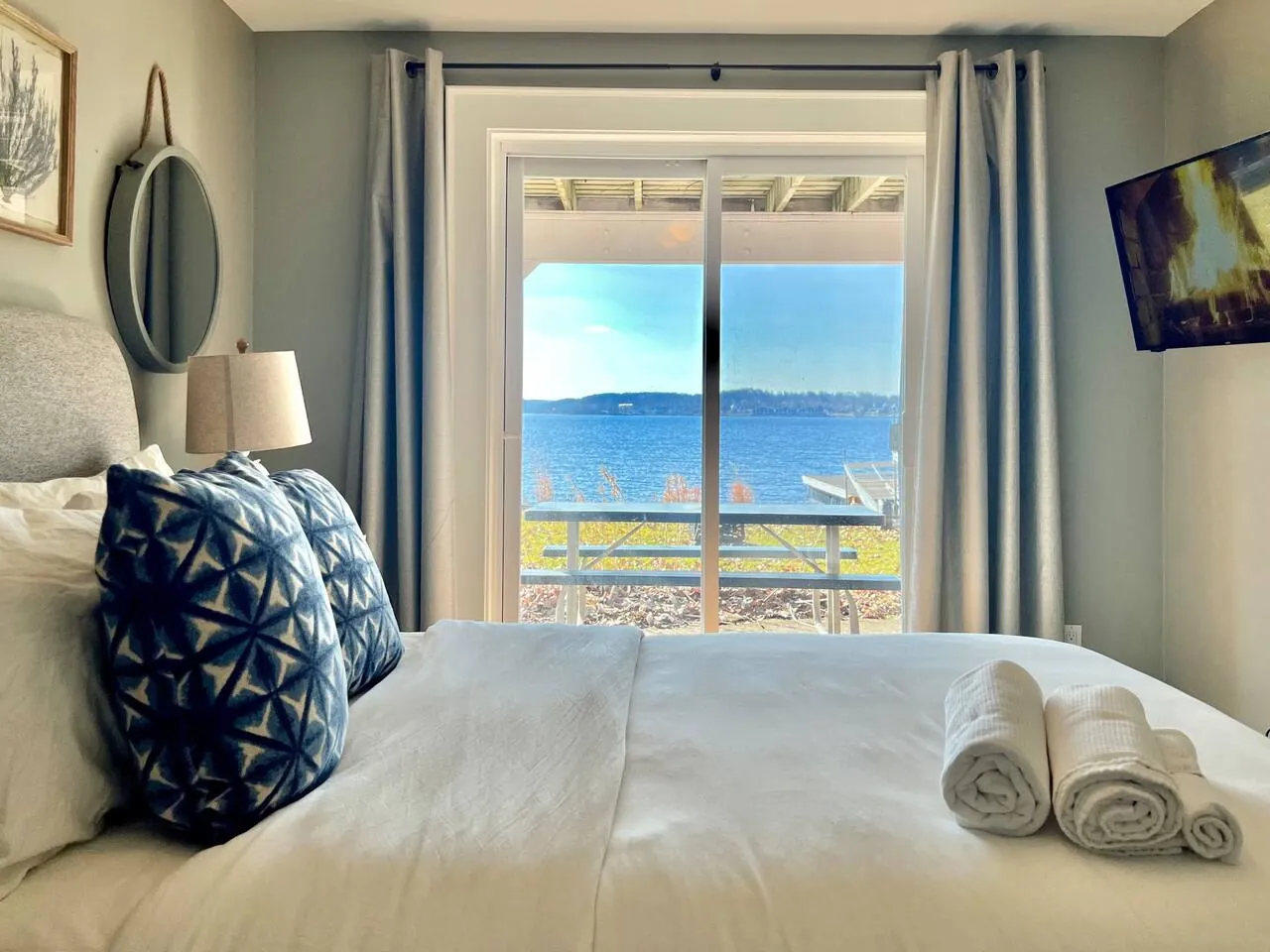 Bayside bedroom with a lake view