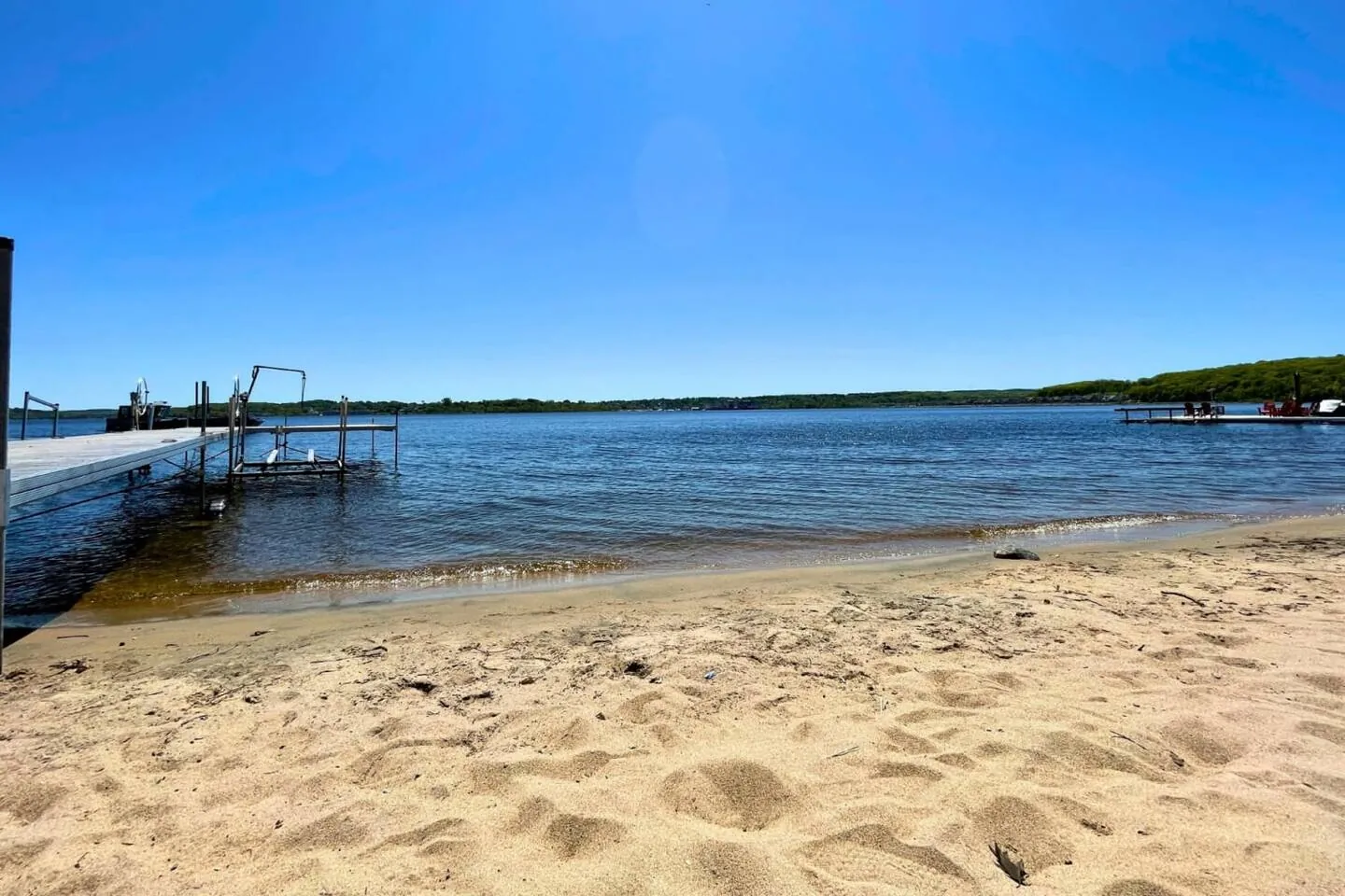Soft sand and calm shallow water at the Bayside shoreline