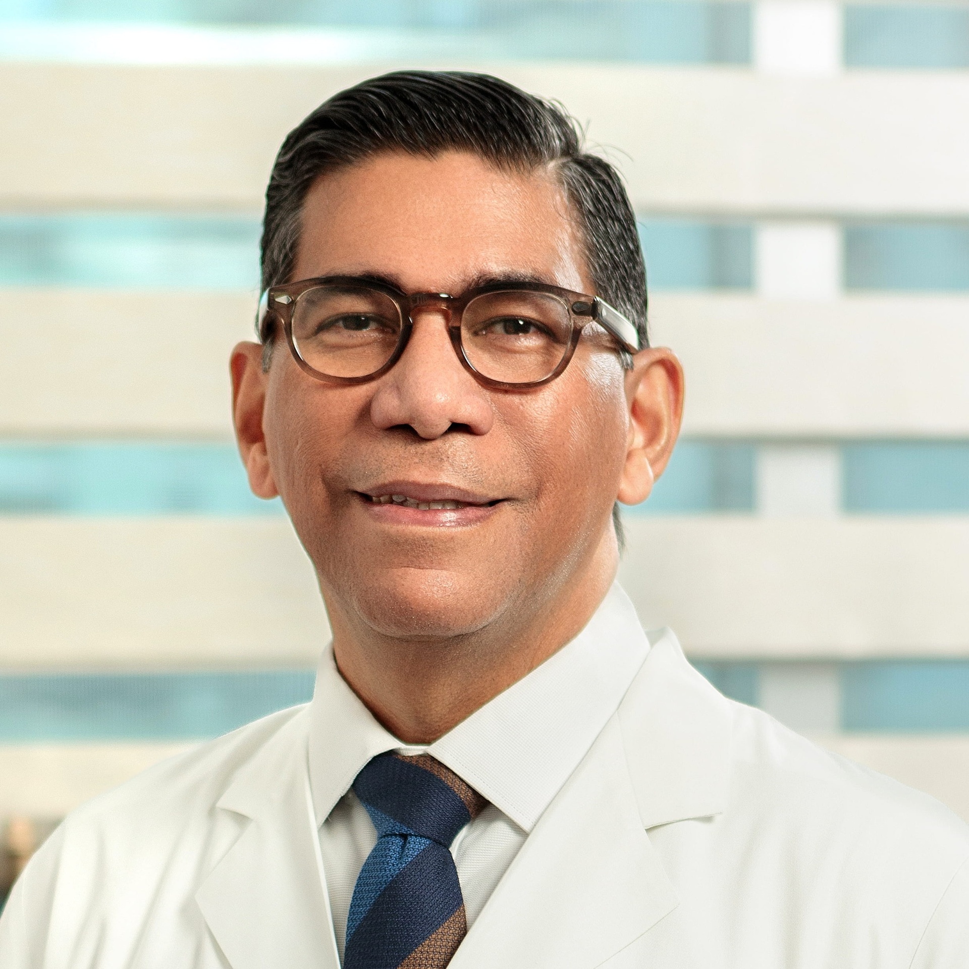 Formado como Doctor en Medicina en la Universidad Nacional Pedro Henríquez Ureña y especializado en Otorrinolaringología en el prestigioso Hospital de Especialidades Siglo XXI del Instituto Mexicano del Seguro Social (Universidad Autónoma de México), combina 25 años de experiencia clínica con una filosofía clara: la honestidad y la educación son parte del tratamiento.