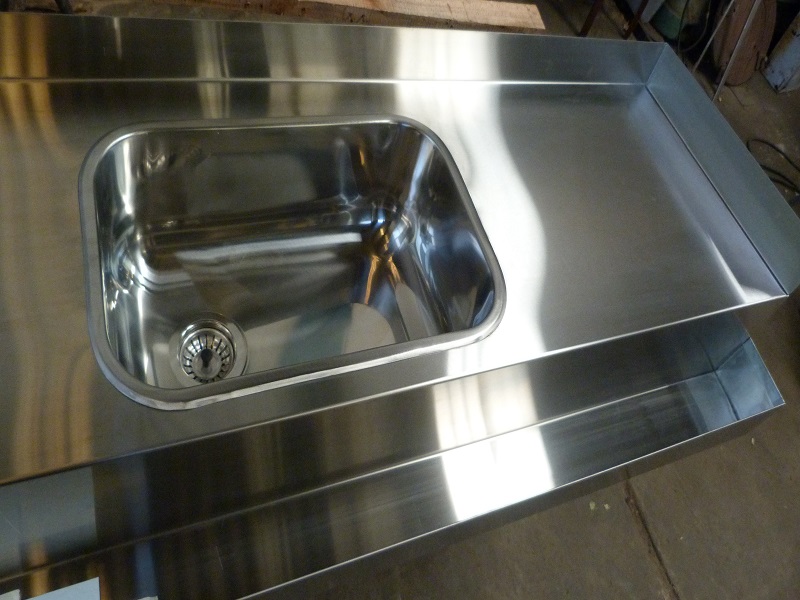 Mesa con bacha en acero inoxidable