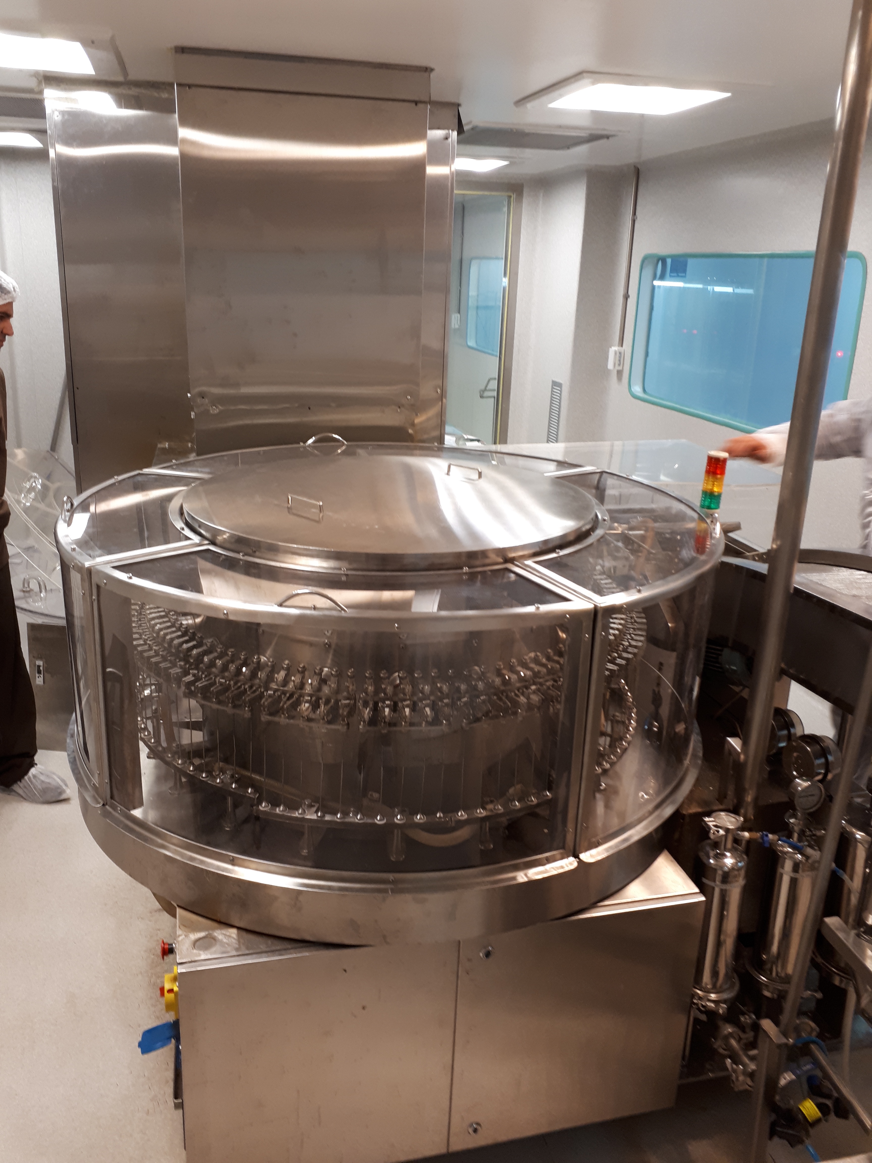 Cerramiento de policarbonato para lavadora de ampollas — Laboratorio Syntex