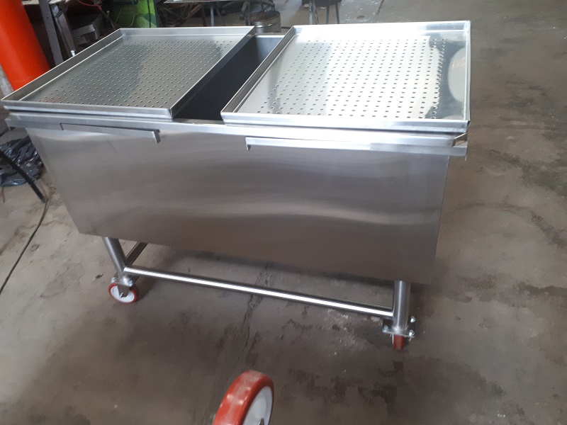 Carros con bandejas en acero inoxidable